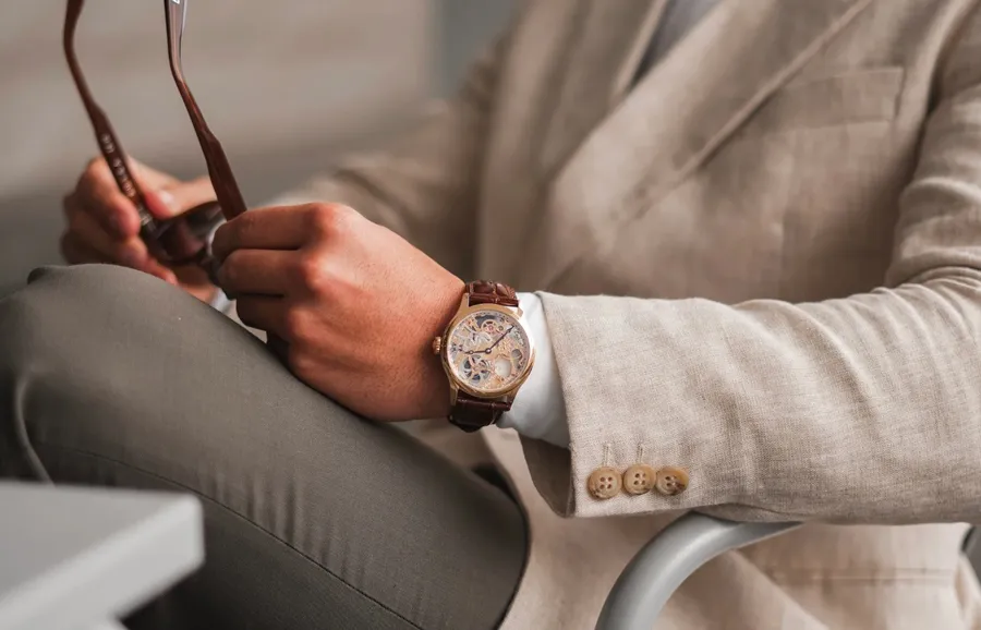 Đồng hồ mặc Suit nên chọn dây da hay dây kim loại