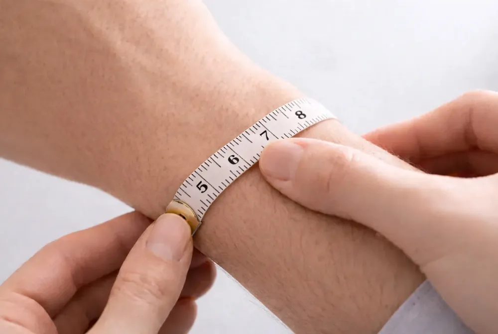 Hướng dẫn cách đo chu vi cổ tay chính xác tại nhà