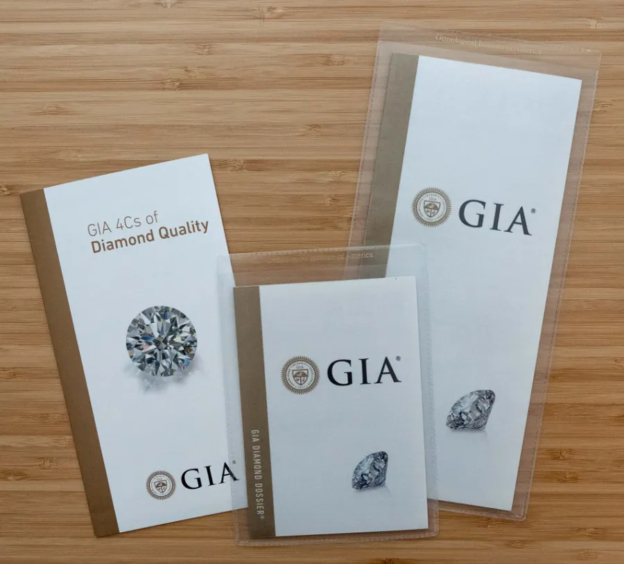 GIA là viết tắt của Gemological Institute of America (Viện Ngọc học Hoa Kỳ)