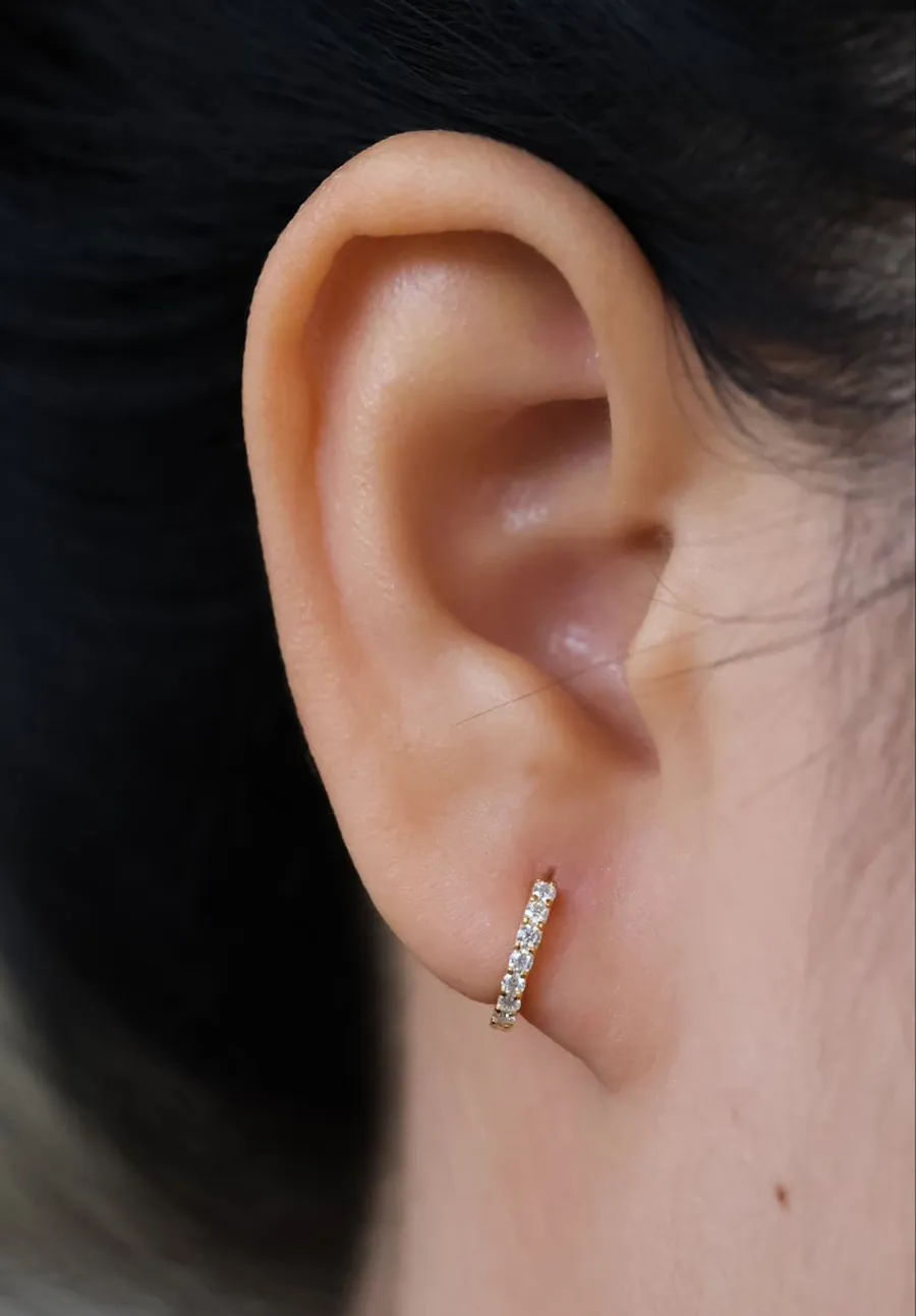 Khuyên tai khoen tròn đính đá viền
