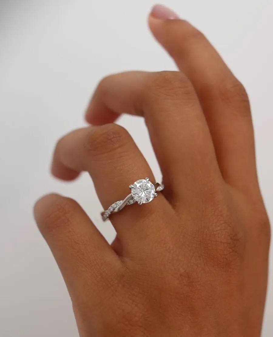 Kiểu đai xoắn Twisted Band