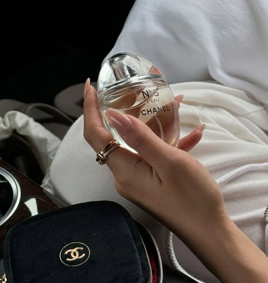 Mua nước hoa cận date: Được gì và mất gì