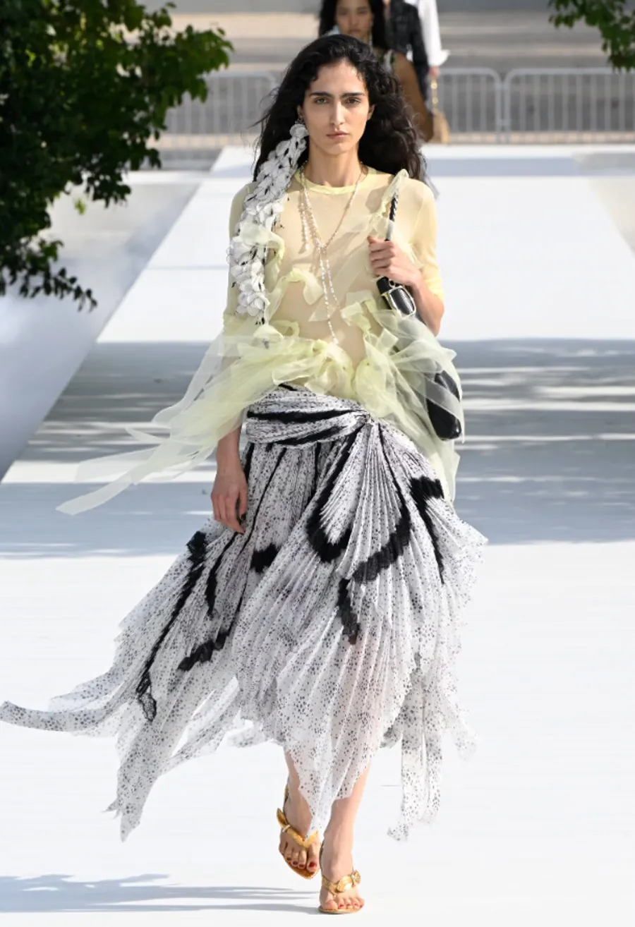 Từ Tailleur đến Flou: Khi cấu trúc trở nên nhẹ nhàng