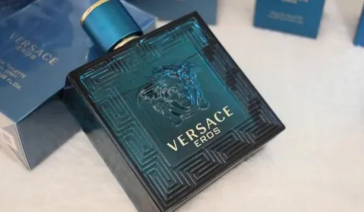 review-chai-nuoc-hoa-versace-eros-100ml-mau-xanh-cho-nam-luu-huong-vo-dich