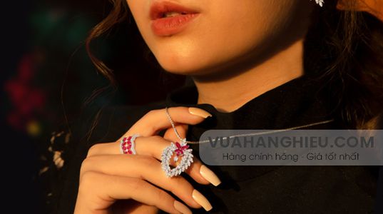 nguoi-menh-hoa-deo-nhan-ngon-nao-de-thu-hut-tai-loc-may-man