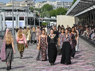 show-chanel-haute-couture-thu-dong-2023-24-mang-cam-hung-parisian-chic