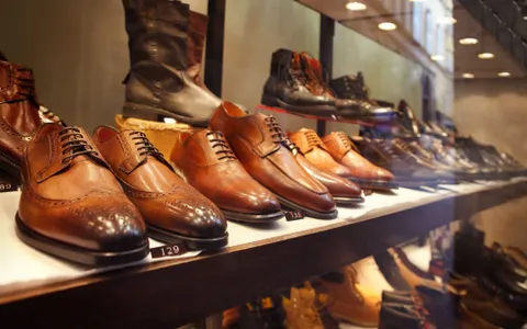 Top 10 Địa Chỉ Mua Giày Tây TPHCM Uy Tín, Giá Phải Chăng