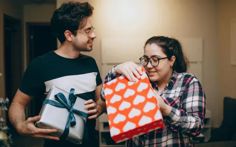 Bạn Gái Cá Tính Nên Tặng Quà Gì? 15 Món Quà Valentine Ý Nghĩa