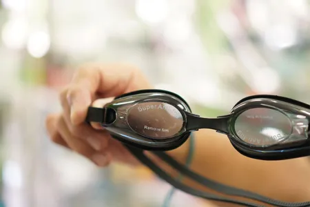 Kính bơi bị mờ phải làm sao? Cách đeo kính bơi chuẩn, không vào nước