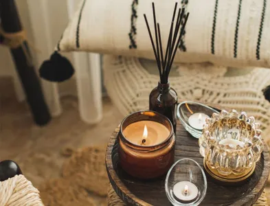Nên Dùng Nến Thơm Hay Tinh Dầu Thơm? So Sánh Chi Tiết Từ A-Z
