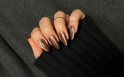 99+ Mẫu Nail Nâu Mắt Mèo Đẹp, Sang Chảnh & Tôn Da 2026