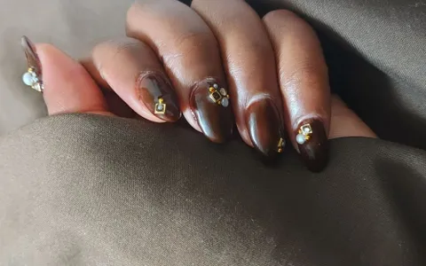 BST Nail Màu Nâu Đính Đá Đẹp Thời Thượng Cho Nàng Đón Xu Hướng