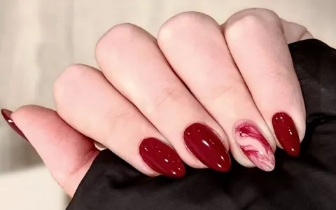 Bật Mí Các Kiểu Nail Màu Đỏ Mận Và Đỏ Cherry Quyến Rũ Cho Nàng