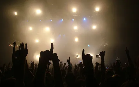 Đi Quẩy Mặc Gì Cho Slay? Bí Quyết Lên Đồ Đi Bar Cho Nam Nữ Chất&nbsp;