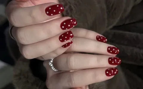 Top 20+ Mẫu Nail Đỏ Chấm Bi Đẹp, Trông Nghịch Ngợm 2026