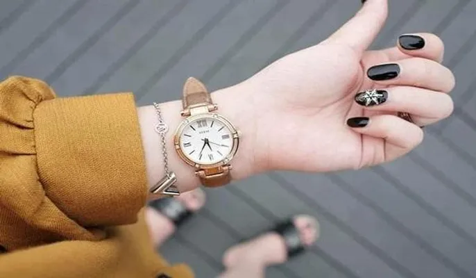 Top 7 mẫu đồng hồ Guess nữ mặt tròn dây da chiếm lĩnh trái tim phái đẹp - 1