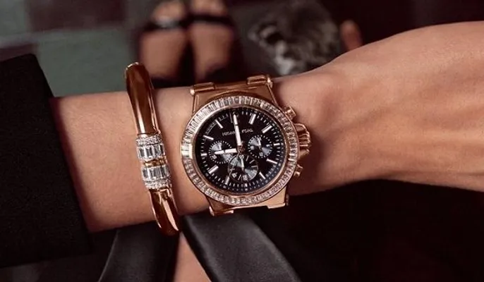 Những mẫu đồng hồ Michael Kors dây kim loại đen bí ẩn và sang trọng - 1