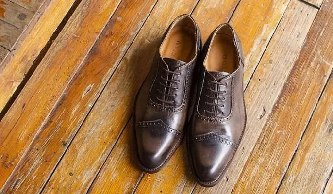 7 cách làm giảm độ trơn trượt của đế giày mới tự tin hơn trong từng bước đi - 1