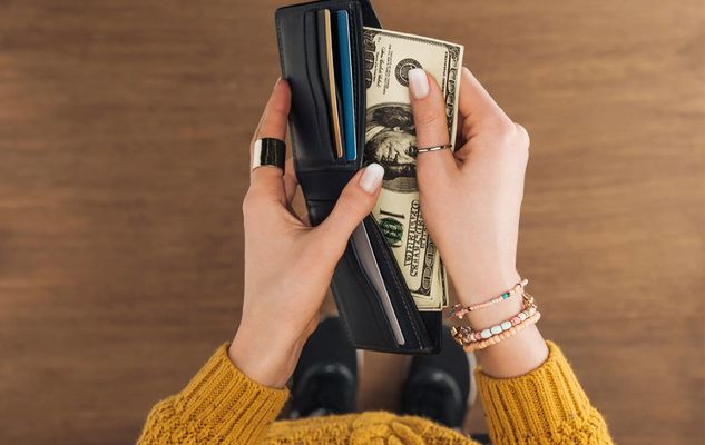 Để tiền ở tất cả các ngăn trong ví