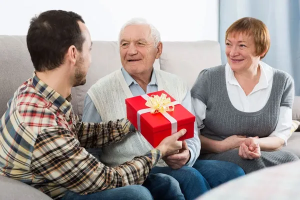 Ra mắt nhà người yêu nên mua gì? 25 món quà ra mắt rất ghi điểm - 1