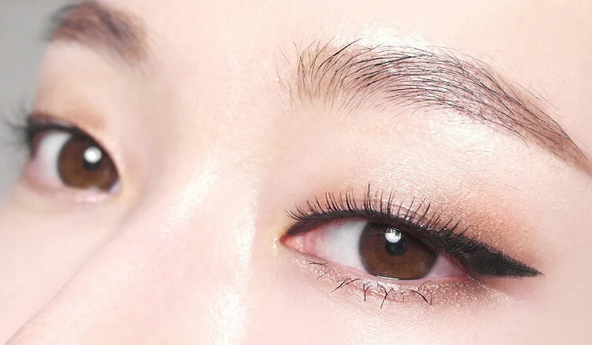 5 cách kẻ eyeliner mắt mèo sắc sảo và cá tính