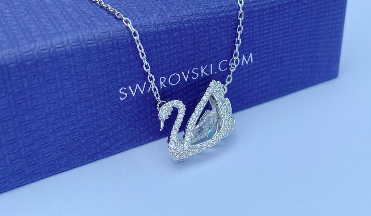 Trang sức Swarovski làm bằng gì? Của nước nào? Có tốt không? Mua ở đâu?