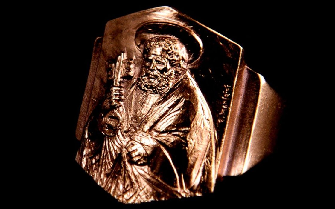 Giải Mã Nhẫn Ngư Phủ: Ý Nghĩa, Vai Trò & Bí Ẩn Xung Quanh