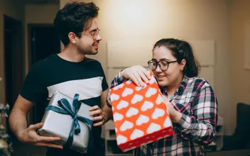 Bạn Gái Cá Tính Nên Tặng Quà Gì? 15 Món Quà Valentine Ý Nghĩa