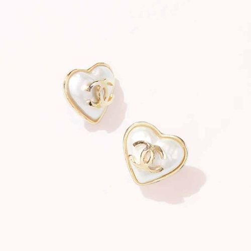 Khuyên Tai Chanel Pearl White CC Logo Heart Earrings AB7530 Màu Vàng Trắng