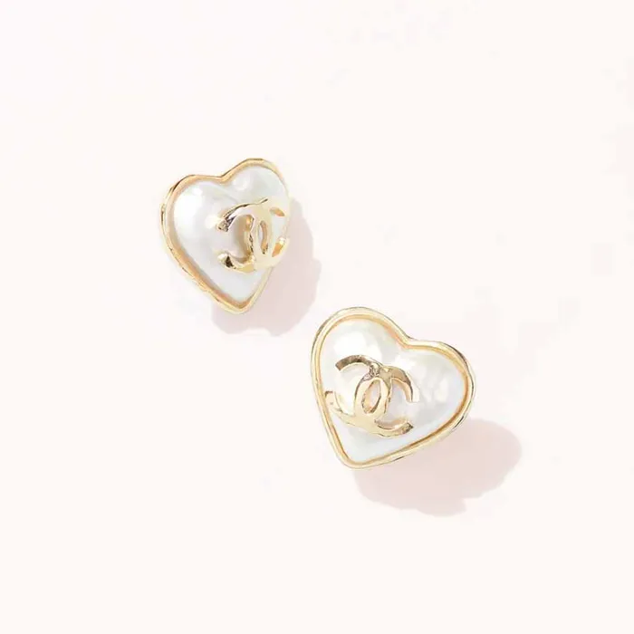 Khuyên Tai Chanel Pearl White CC Logo Heart Earrings AB7530 Màu Vàng Trắng