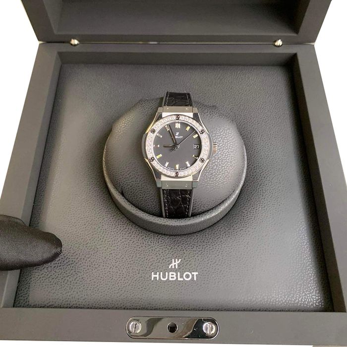 Đồng Hồ Nữ Hublot Classic Fusion Titanium Diamonds 33mm Màu Đen